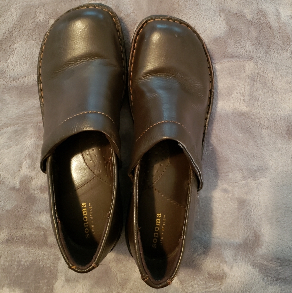 SONOMA LEATHER BROWN CLOSED CLOGS